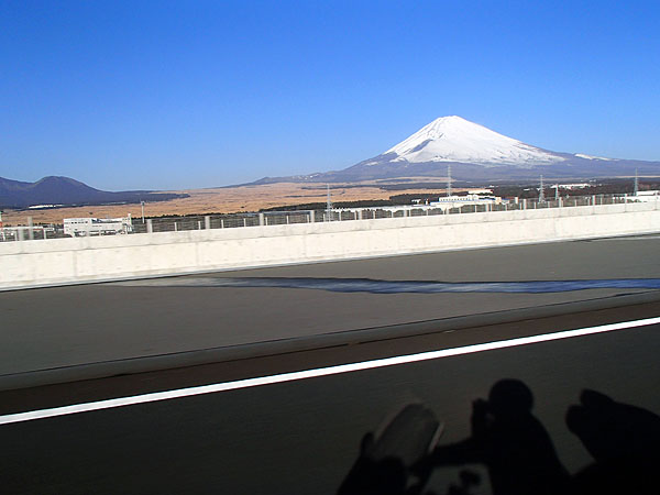 新東名高速道路から見える富士山